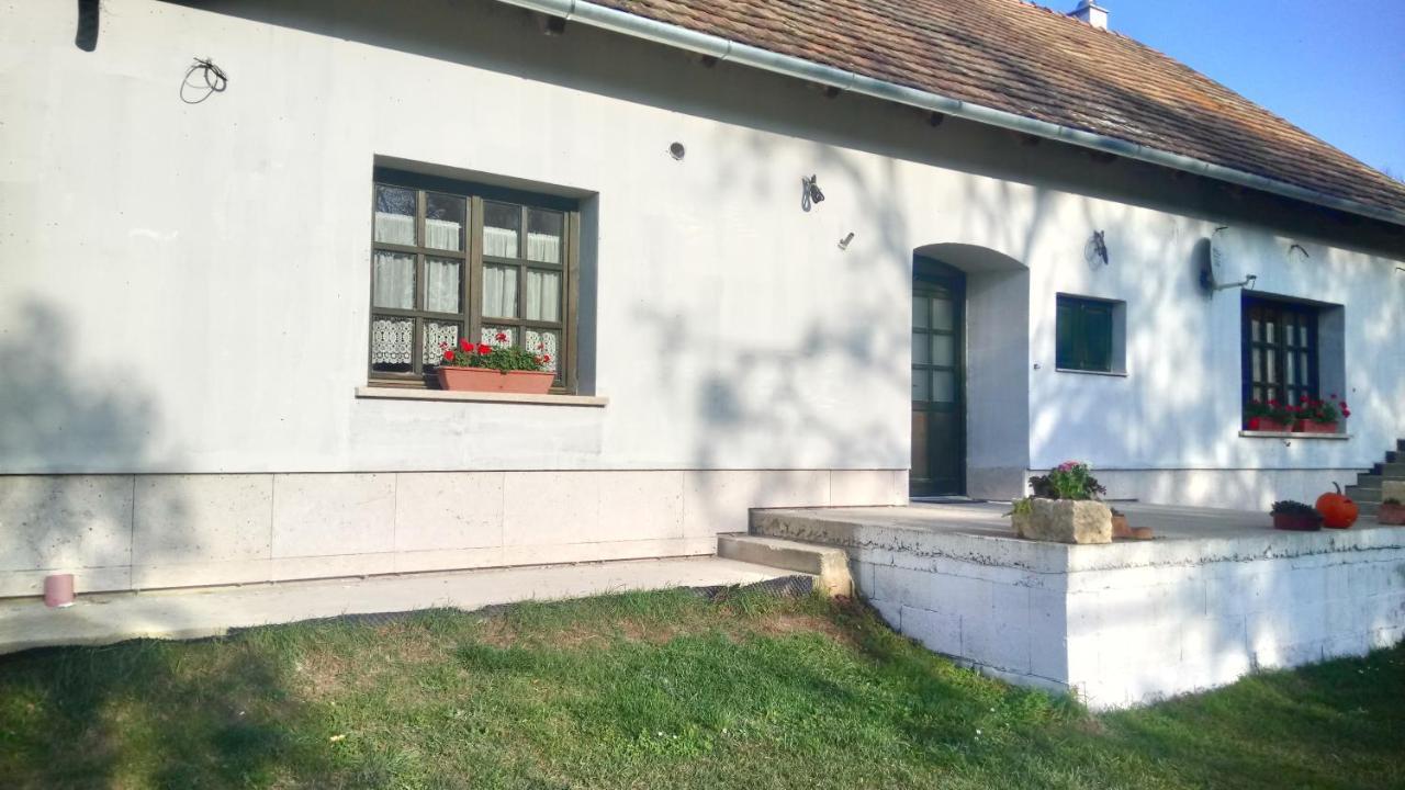 Gerecse Vendeghaz Hotel Sutto Bagian luar foto